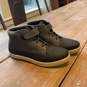 Deer stags size 4 memory foam dress shoes. Barely worn